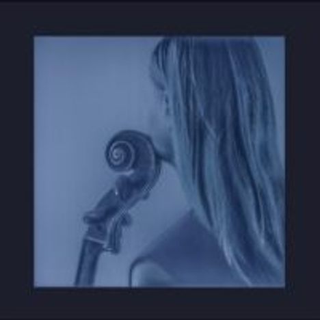 Person mit langen Haaren von hinten, Kopf an einem Cellohals gelehnt, in blauen Tönen.