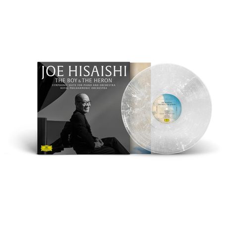 "Joe Hisaishi: The Boy & The Heron. Symphonic Suite for Piano and Orchestra, Royal Philharmonic Orchestra." Cover mit Foto von Joe Hisaishi und Wolkenkunst neben einer weißen Schallplatte.