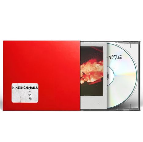Roter Hintergrund mit dem Text "NINE INCH NAILS" und "NOIZE" auf einer CD-Hülle, neben einem Konzertfoto.