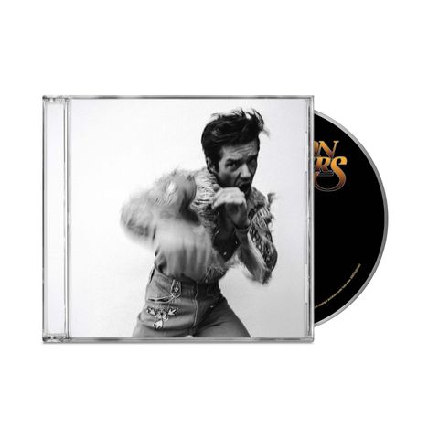 Auf der CD steht in großen Buchstaben "KILLERS". Schwarz-weiß Foto: Person in dynamischer Pose mit Fransenjacke.