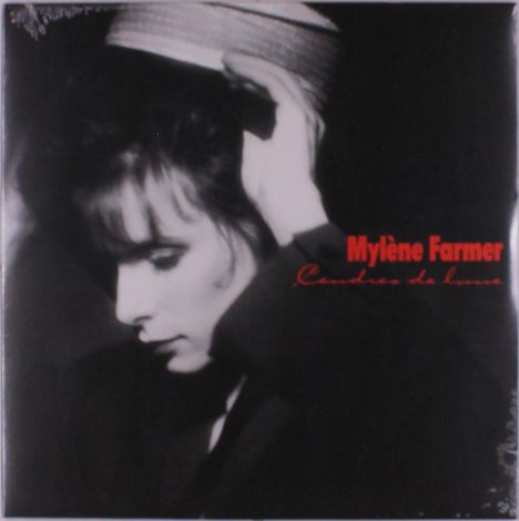 Auf einer Aufnahme steht in roter Schrift "Mylène Farmer, Cendres de lune". Sie zeigt eine Frau in Schwarz-Weiß, die einen Hut anfasst.