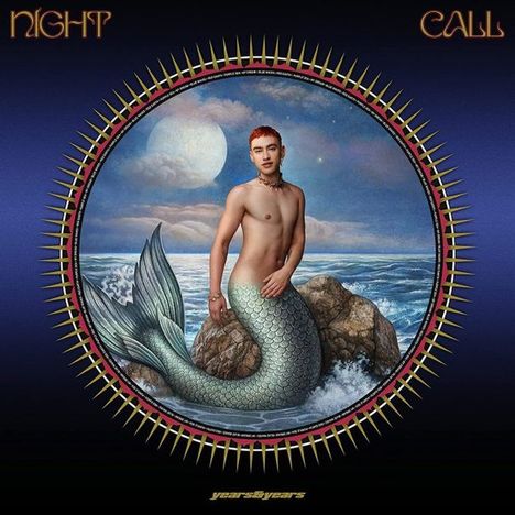 Text: "Night Call". Illustration eines Meerjungmanns mit Fischschwanz auf einem Felsen, Mond und Meer im Hintergrund.
