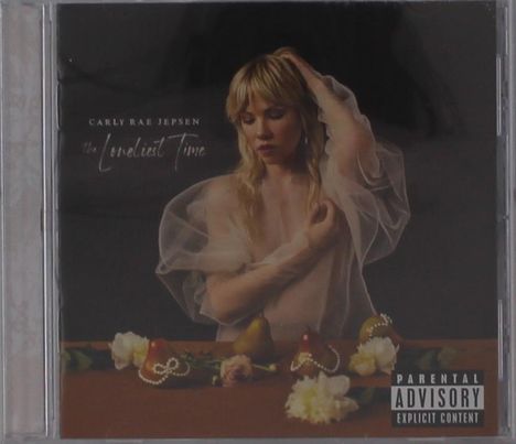Texte: "CARLY RAE JEPSEN", "the Loneliest Time", "Parental Advisory Explicit Content". Frau in durchsichtigem Kleid an einem Tisch.