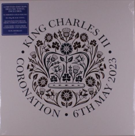 "King Charles III Coronation 6th May 2023" umringt ein detailreiches Blumenkranz-Design mit Krone.