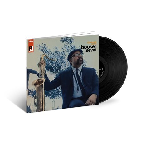 Text: "Structurally Sound" und "Booker Ervin". Ein Mann mit Saxophon sitzt draußen, trägt einen Hut und Anzug.