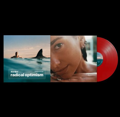 "dua lipa radical optimism" steht auf einem Cover mit einem Hai in Wasser und rotem Vinyl. Nahaufnahme einer Frau daneben.