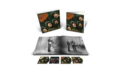 "Rubber Soul" in großer Schrift auf zwei CD-Hüllen. Darunter ein Fotobuch mit einer schwarz-weißen Band auf der Bühne.