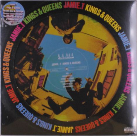 Text: "Jamie T Kings & Queens." Bunte Schriftkreise umgeben ein Foto von Personen in einer städtischen Szene mit gelbem Himmel.