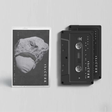 Die Texte lauten "SONGS OF A LOST WORLD", "the CURE". Zwei schwarze Kassetten und ein Cover mit einem Kopf-Skulptur-Abbild.