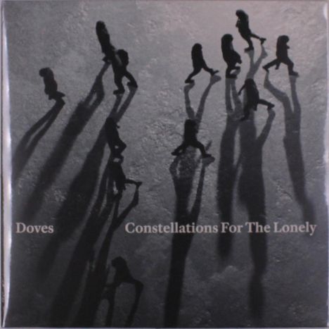 "Doves Constellations For The Lonely" in weißem Text auf einem grauen Hintergrund mit Silhouetten von gehenden Menschen und langen Schatten.