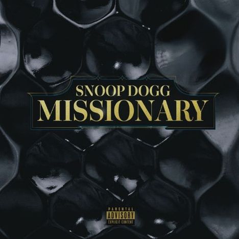 Text: "SNOOP DOGG MISSIONARY". Darunter ein Warnhinweis: "Parental Advisory Explicit Content". Dunkles, glänzendes Muster.
