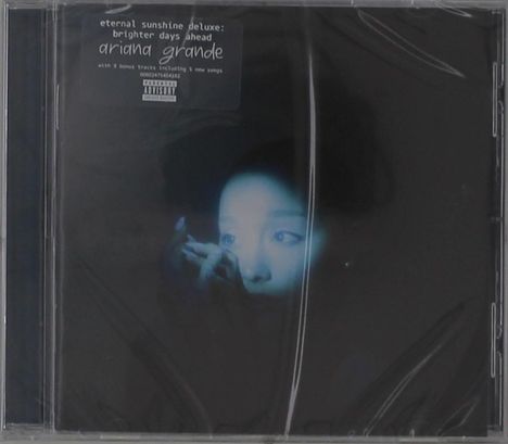 Aufschrift: "eternal sunshine deluxe: brighter days ahead ariana grande". Das Cover ist dunkel mit einem beleuchteten Gesicht.