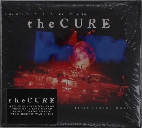 Schrift: "the CURE", "Songs of a Live World", "Troxy London MMXIV". Rote und blaue Bühnenbeleuchtung, große Mondprojektion.