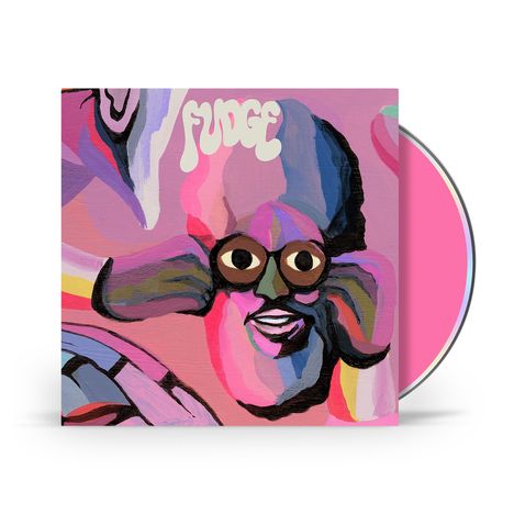Text: „FUDGE“. Illustration: Ein buntes, abstraktes Gesicht mit großen Augen und Brille, auf rosa Hintergrund. CD in Pink dabei.