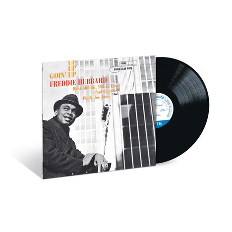 "Up Up Goin’ Up Freddie Hubbard" in orange/rot. Schwarz-weißes Foto eines Mannes vor einem Gebäude, Schallplatte sichtbar.