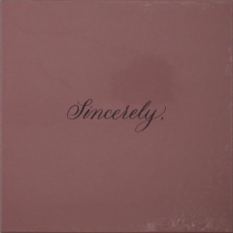 „Sincerely,“ in schwarzer Schreibschrift auf rosa Hintergrund.