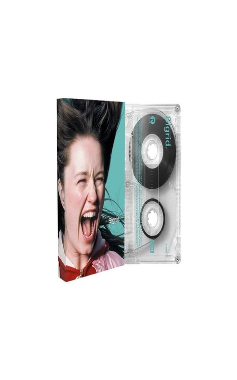 "Sigrid." auf einem türkisfarbenen Cover mit einer lachenden Frau und einer transparenten Kassette.