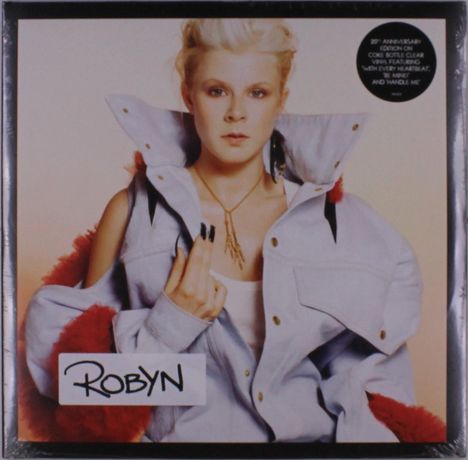 "Robyn", 20th Anniversary Edition Hinweis. Eine Person mit blonden Haaren trägt eine modische Jacke.