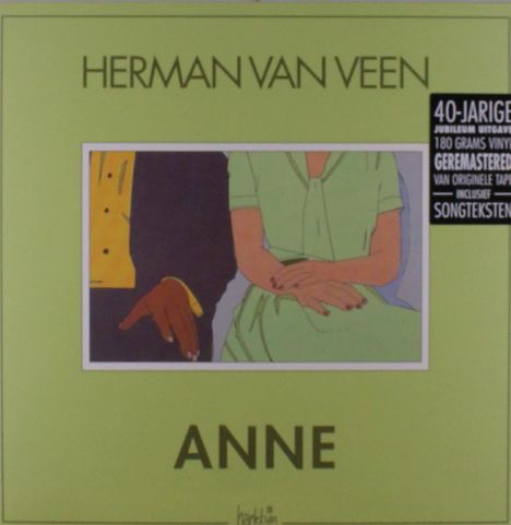 „HERMAN VAN VEEN“ und „ANNE“ auf hellgrünem Hintergrund. Illustration von zwei sitzenden Personen, eine in Gelb, eine in Grün.