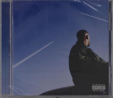 "Parental Advisory Explicit Content." Eine Person schaut in den Himmel, darüber Kondensstreifen vor blauem Hintergrund.