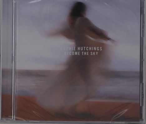 Text: "Sophie Hutchings Become the Sky". Verschwommene Gestalt vor Meereshintergrund.