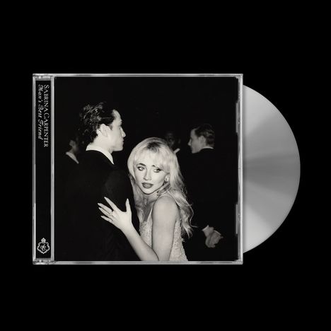 Der Text lautet "Sabrina Carpenter" und "man's world". In Schwarz-Weiß tanzt eine Frau mit einem Mann, weitere Menschen im Hintergrund.