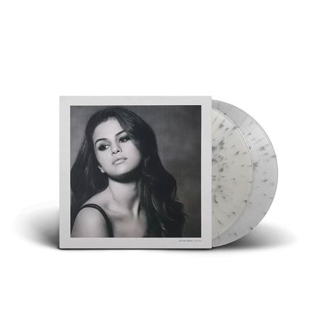 „SELENA GOMEZ REVIVAL“ unten rechts auf einem Albumcover. Es zeigt ein Schwarz-Weiß-Porträt einer Frau.