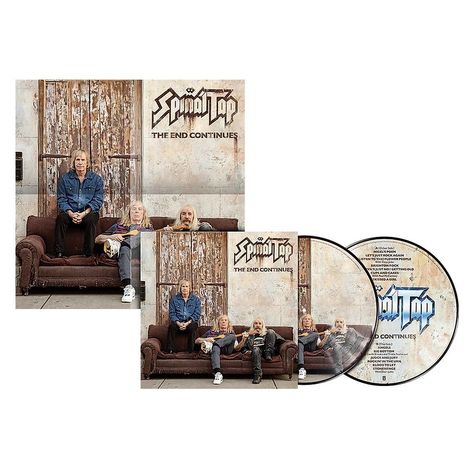 „Spinal Tap: The End Continues“. Drei Männer auf einem Sofa vor einer Holzwand mit zwei CDs nebeneinander.