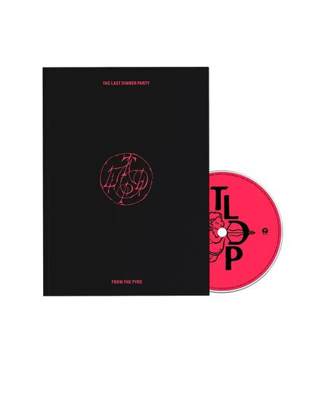 Ein schwarzes Cover mit den roten Texten "THE LAST DINNER PARTY" und "FROM THE PYRE". Daneben eine pinke CD mit Logo.