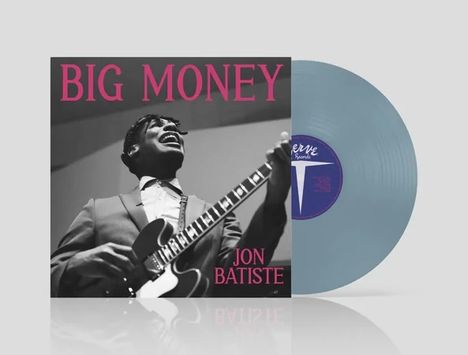 „BIG MONEY“ und „JON BATISTE“ in pinker Schrift. Schwarz-weißes Foto eines Mannes mit Gitarre. Graue Vinylplatte rechts.