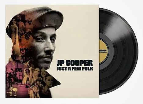 "JP Cooper Just A Few Folk" steht in schwarzem Text auf einem Albumcover. Links ein Porträt, rechts eine schwarze Schallplatte.