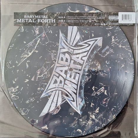 Text: "BABYMETAL METAL FORTH", Plattenlabel-Aufdruck und Design mit bruchstückhaften, schimmernden Mustern.