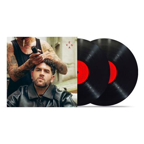 Text "VEGA" in roten Buchstaben. Ein Mann in einer Lederjacke wird frisiert, daneben sind zwei Schallplatten.