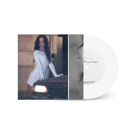 "Past" und "Gravager Remix" stehen auf einer weißen Vinyl-Schallplatte. Eine Frau im weißen Kleid lehnt an einem Auto.