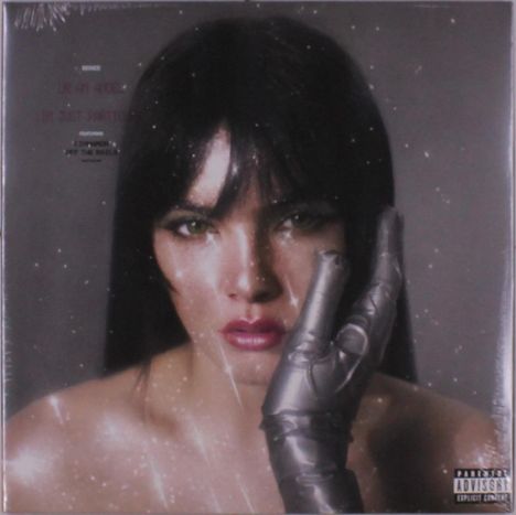 Texte: "Featuring Chromeo, Off The Rails." Porträt einer Frau mit schwarzem Haar, ein Handschuh berührt ihr Gesicht.