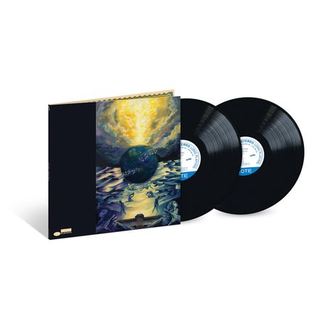 Schwarze Vinyl-Schallplatten mit blauen Labels; Illustration von einer Erde mit Noten und fliegenden Figuren, Licht oben.