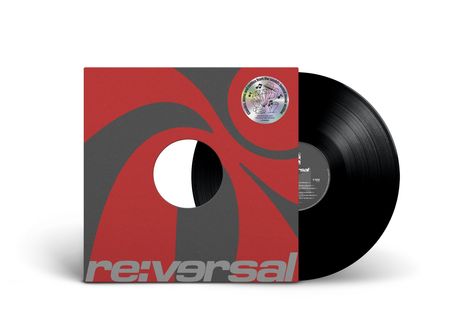 Text "re:versal" in Grau auf rotem Cover mit schwarzem Wirbel; Schallplatte sichtbar rechts.