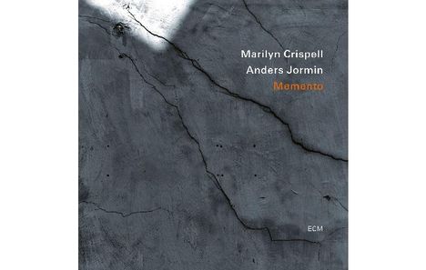 Graue Textur mit Rissen. Oben rechts: "Marilyn Crispell Anders Jormin Memento". Unten rechts: "ECM".