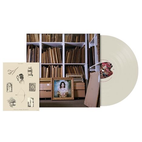 Text: "Lucy Dacus", "Forever 15: Finding The Archduke". Illustration mit alten Gegenständen. Gemälde einer Frau. Vinyl.