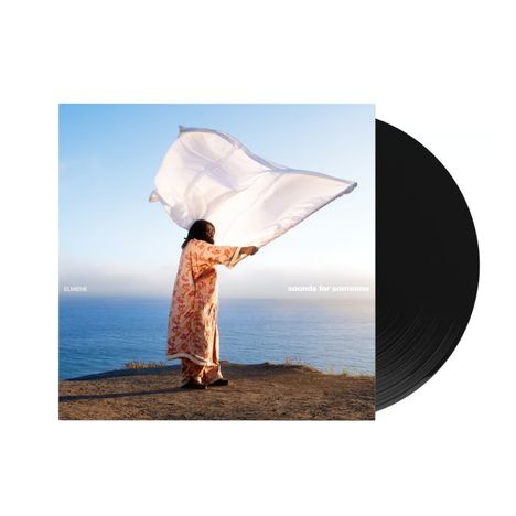 ELMENE, sounds for someone. Person schwingt ein weißes Tuch am Meer bei klarem Himmel.