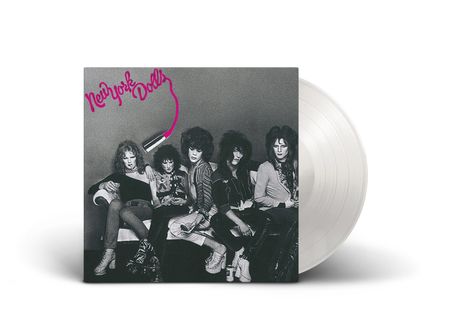 "New York Dolls" in pink, fünf Personen in auffälliger Kleidung auf einem Sofa. Vinyl-Schallplatte detailliert rechts.