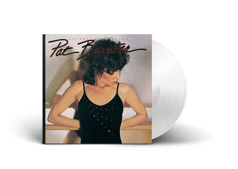 Aufschrift: “Crimes of Passion” und “Pat Benatar”. Frau in schwarzem Oberteil blickt zur Seite. Beiliegende weiße Schallplatte.