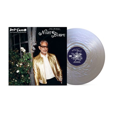 Text: "Still Blooming: Night Blooms, Jeff Goldblum and The Mildred Snitzer Orchestra." Ein Mann in goldener Jacke, Blumen.