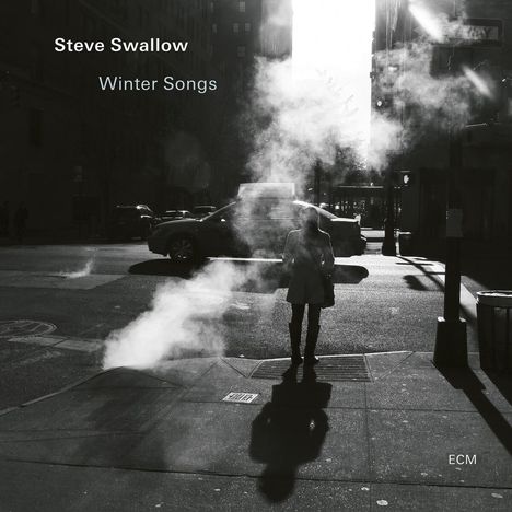 "Steve Swallow. Winter Songs. ECM." Eine Person mit Mantel steht in dunstiger Straßenecke, Schatten und Autos im Hintergrund.