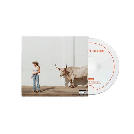 "MIDDLE OF NOWHERE" in roter Schrift auf CD, Frau mit Cowboyhut, Jeans, weißem Top steht vor weißer Wand mit Rind.
