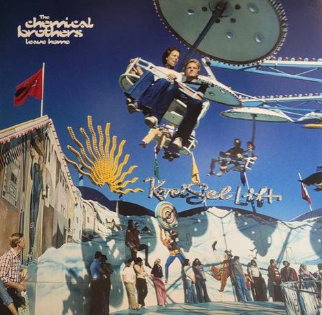 Texte: „The Chemical Brothers, leave home“, „Kreisel Lift“. Menschen auf einem Karussell vor einem tiefblauen Himmel.