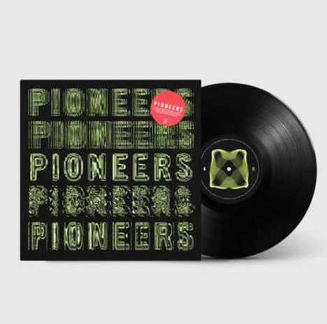 Text "PIONEERS" mehrfach in Grün auf schwarzem Hintergrund. Vinyl-Schallplatte daneben.