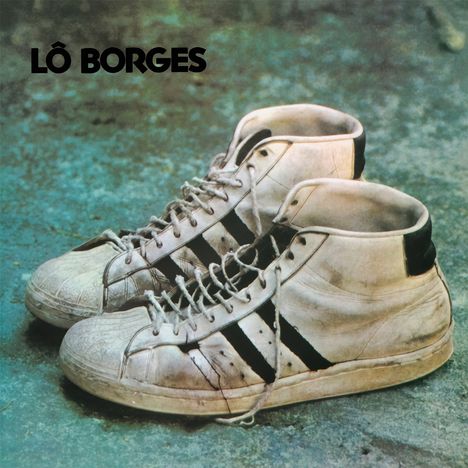 Text "Lô Borges" oben links. Zwei abgenutzte, weiße Turnschuhe mit schwarzen Streifen auf blauem Boden.