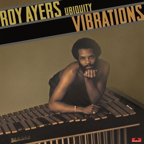 Text: "Roy Ayers Ubiquity Vibrations". Ein Mann lehnt an einem Vibraphon, sein Kopf ruht auf seinen Händen. Unten rechts ein rotes Logo.