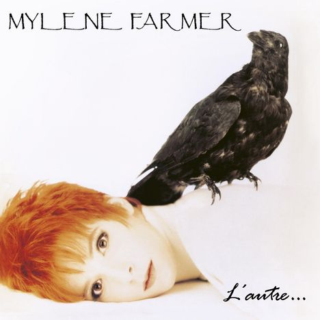 Text: "MYLENE FARMER" oben, "L'autre..." unten. Illustration: Eine Frau mit rotem Haar, ein Rabe sitzt auf ihrer Schulter.